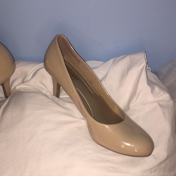 Nude Pumps - Picture 3 of 4